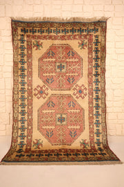 Tapis Kars beige à deux médaillons octogonaux rose brique, vue d'ensemble de face