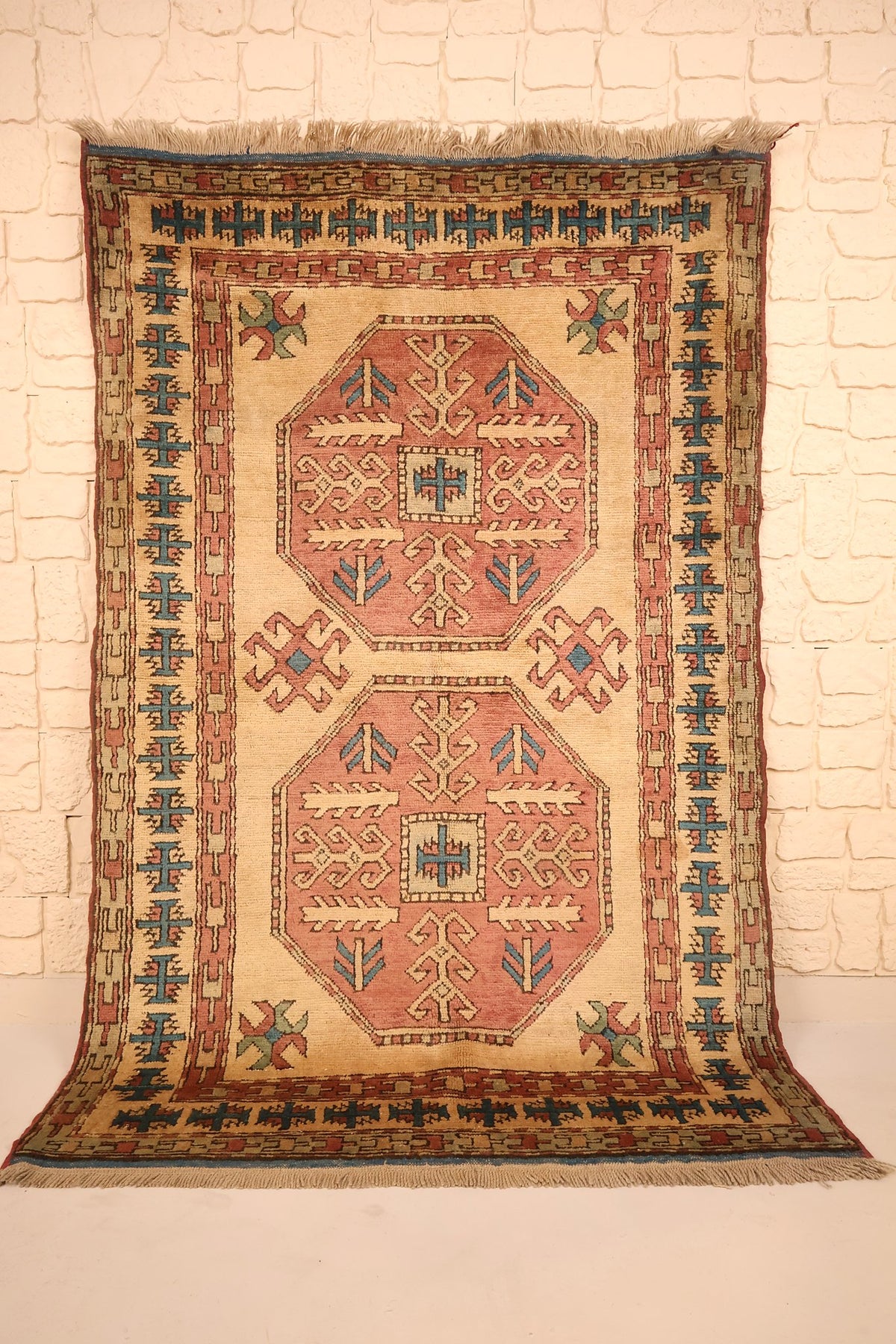 Tapis Kars beige à deux médaillons octogonaux rose brique, vue d'ensemble de face