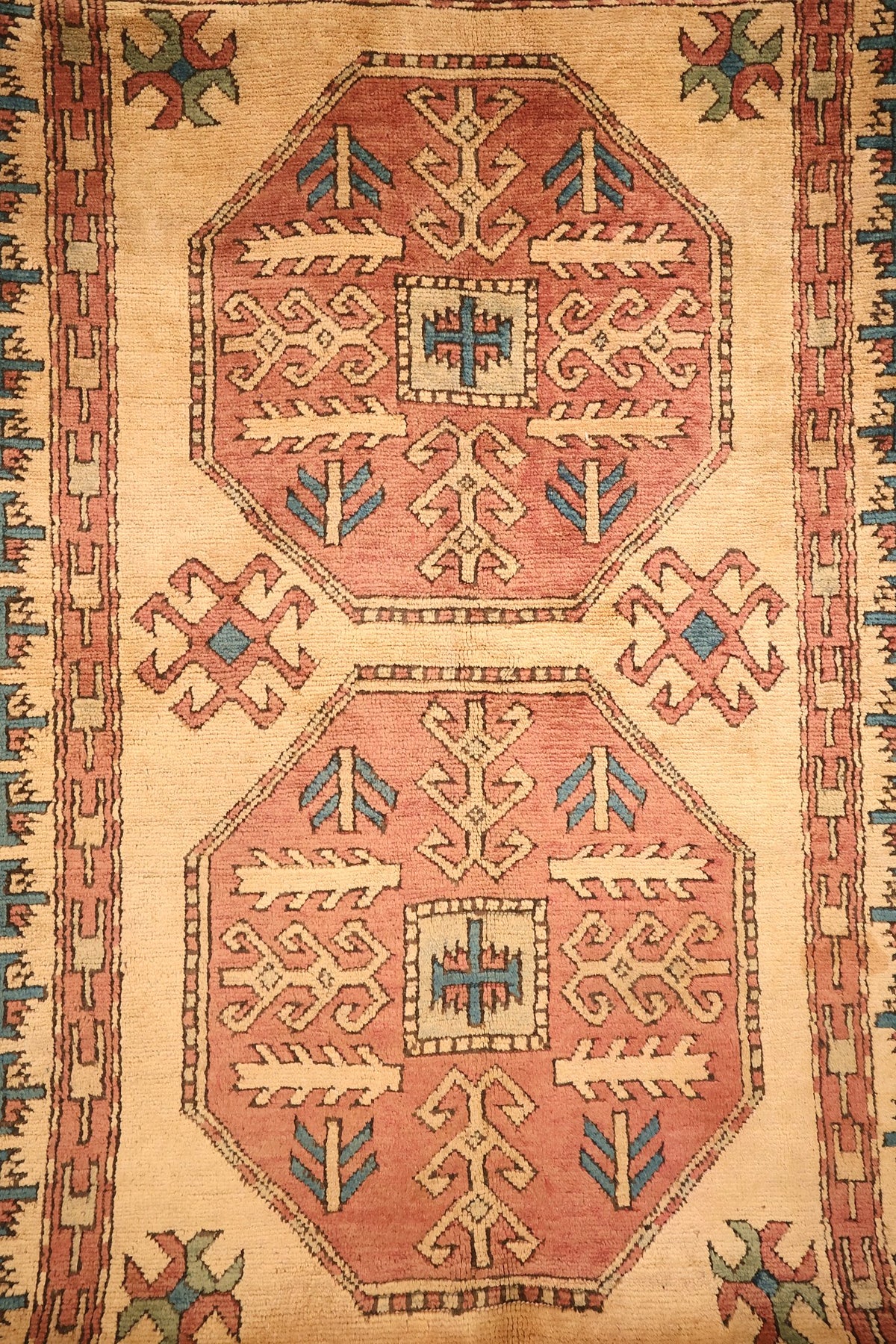 Détail des deux octogones rose brique à croix bleue sur champ beige