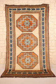 Tapis Kars beige 197 × 127 cm, trois médaillons octogonaux orange, vue d'ensemble