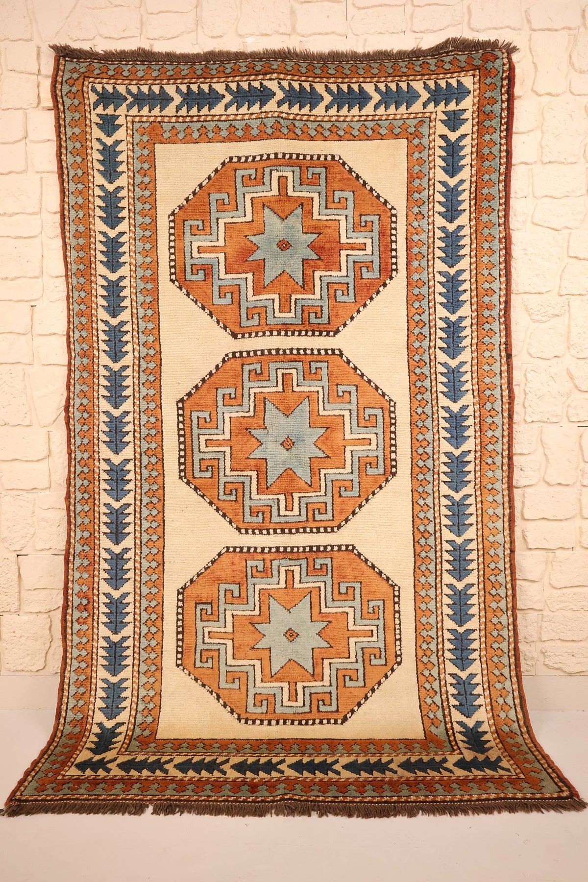 Tapis Kars beige 197 × 127 cm, trois médaillons octogonaux orange, vue d'ensemble