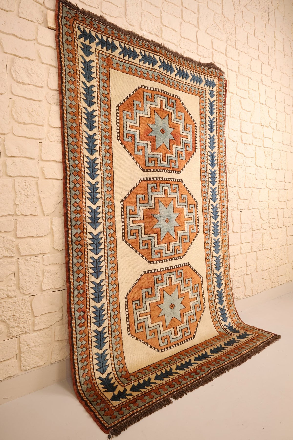 Tapis Kars beige et orange vu de biais, alignement des trois médaillons