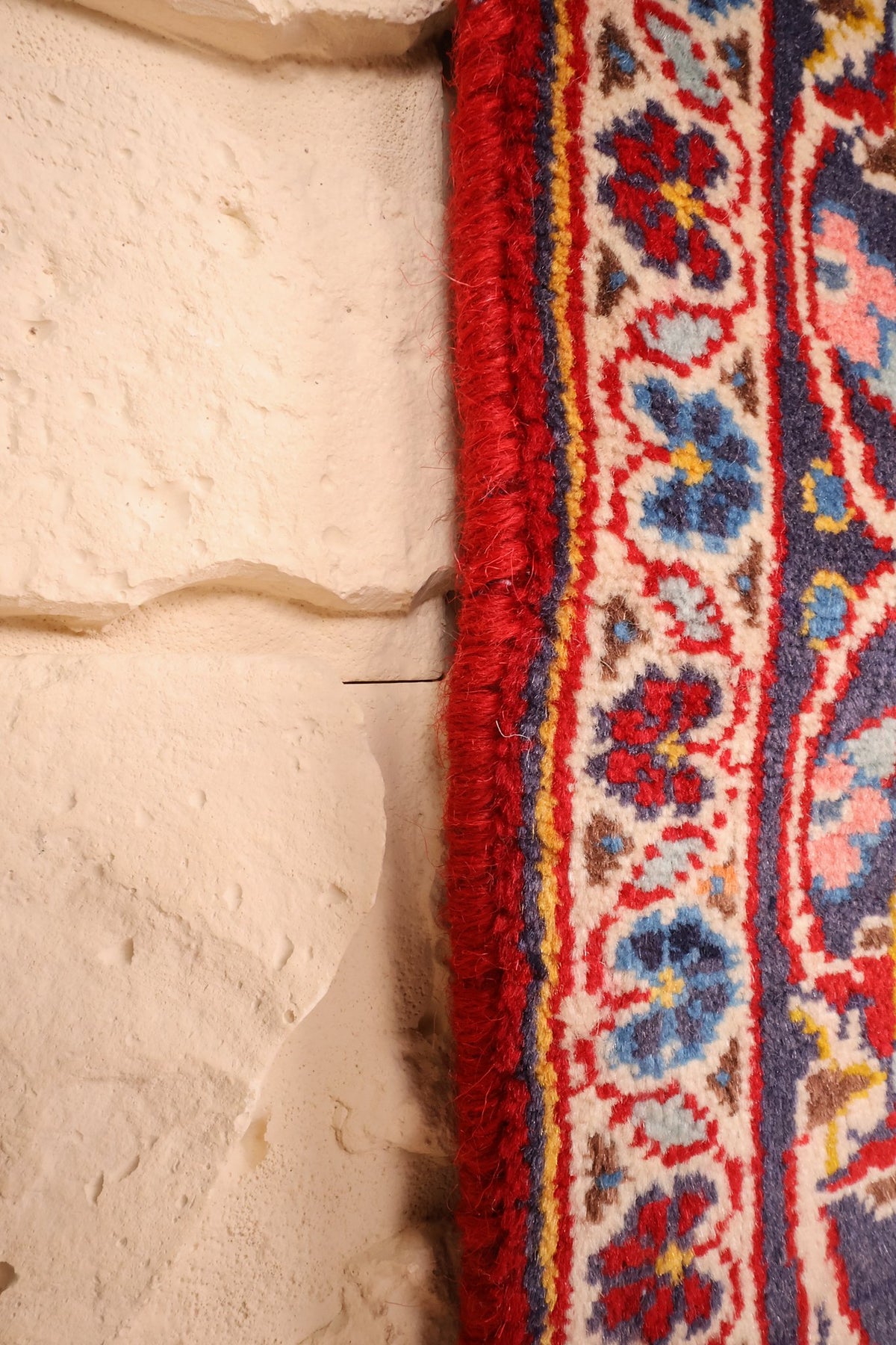 Lisière rouge du tapis Kashan 150 × 104 cm, bord net le long de la bordure ivoire