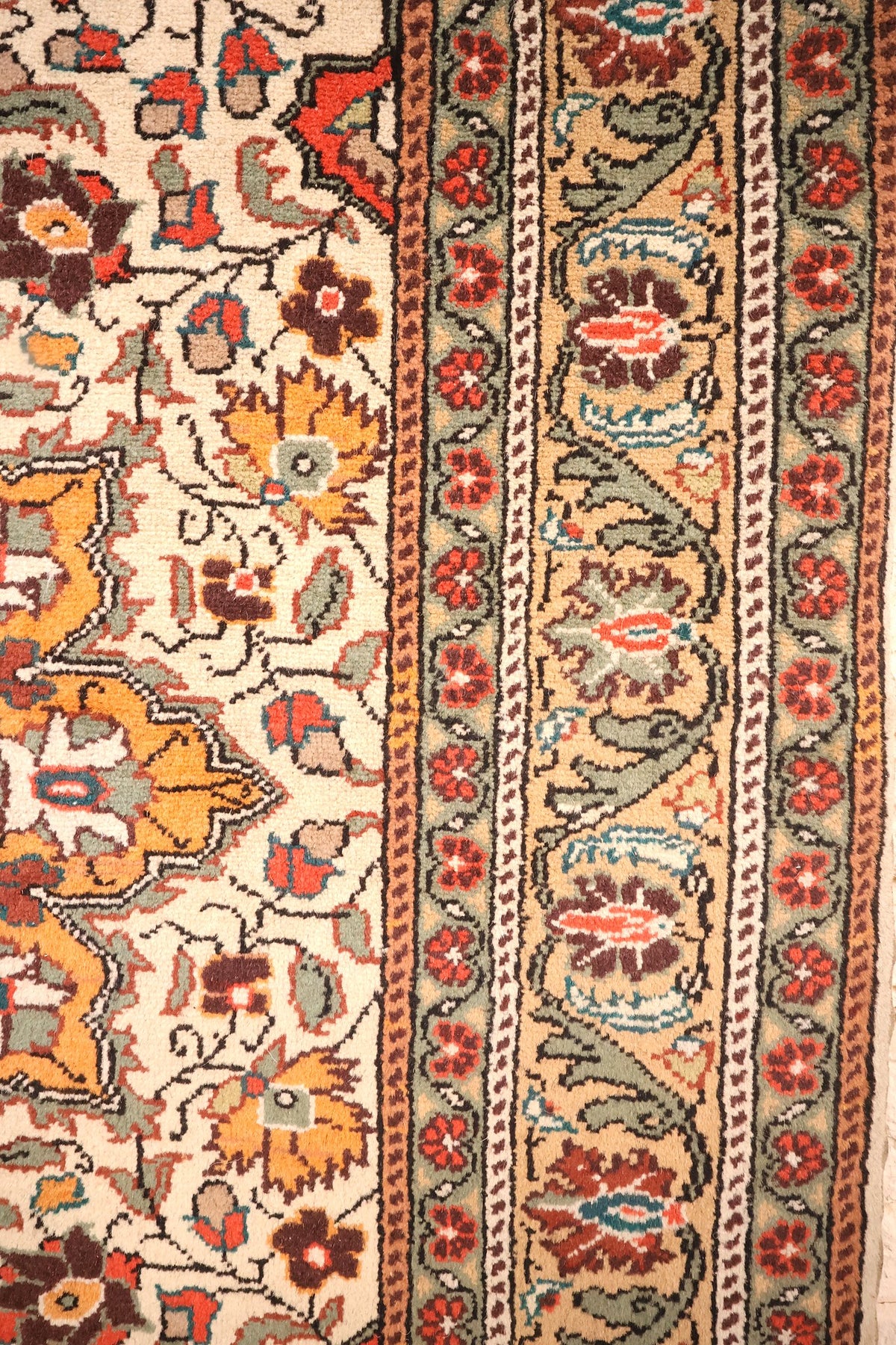 Bordure beige à guirlande de fleurs et palmettes du tapis Kayseri noué à la main