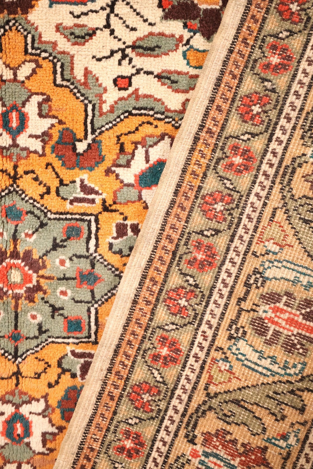 Contre-bordures à petites fleurs rouges et galons tressés, tapis Kayseri beige