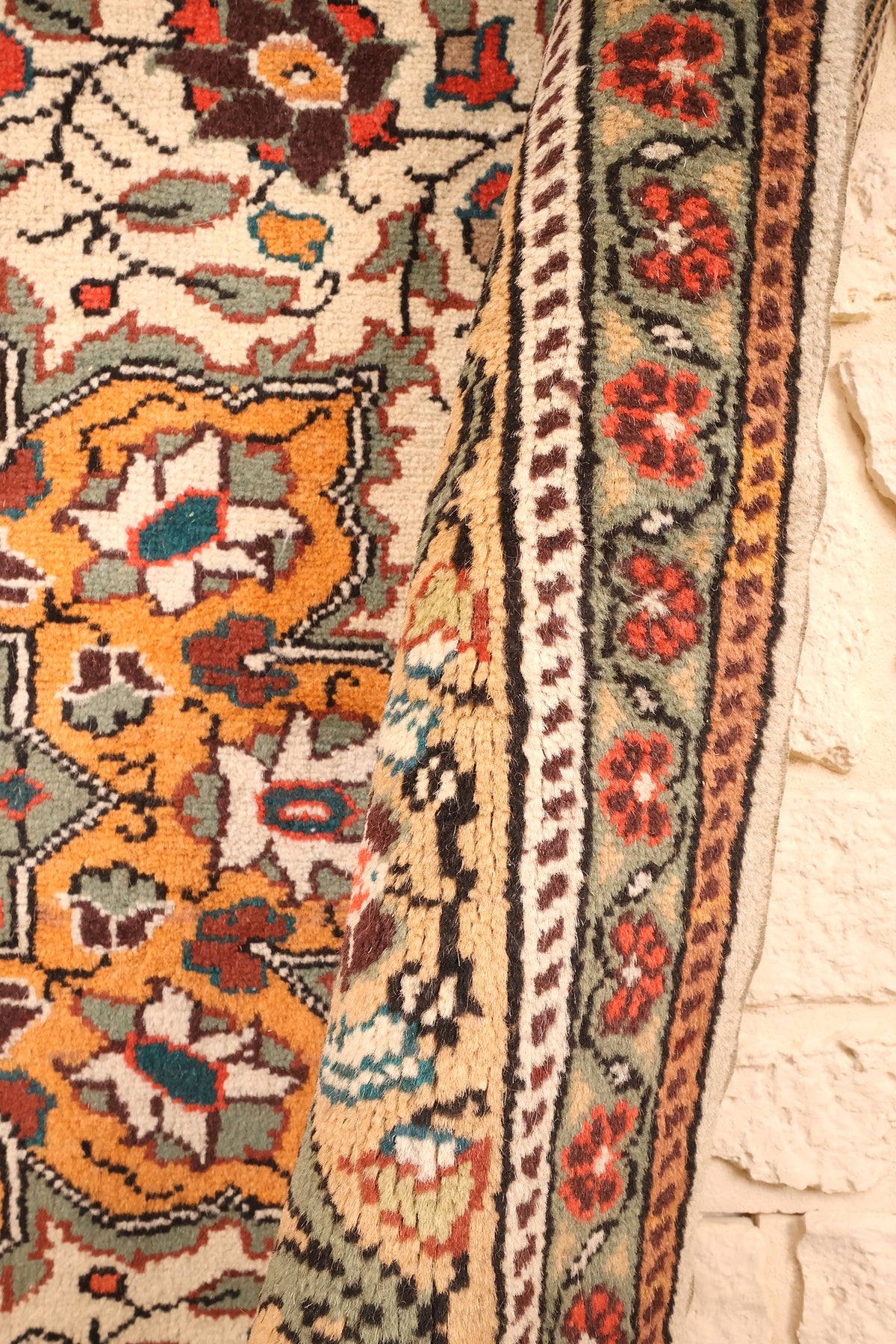 Lisière du tapis Kayseri en laine, bord replié le long de la bordure fleurie