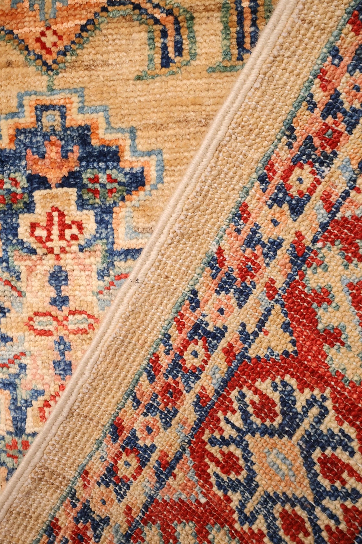 Envers du tapis Kazak beige, nœuds et dessin de la bordure visibles