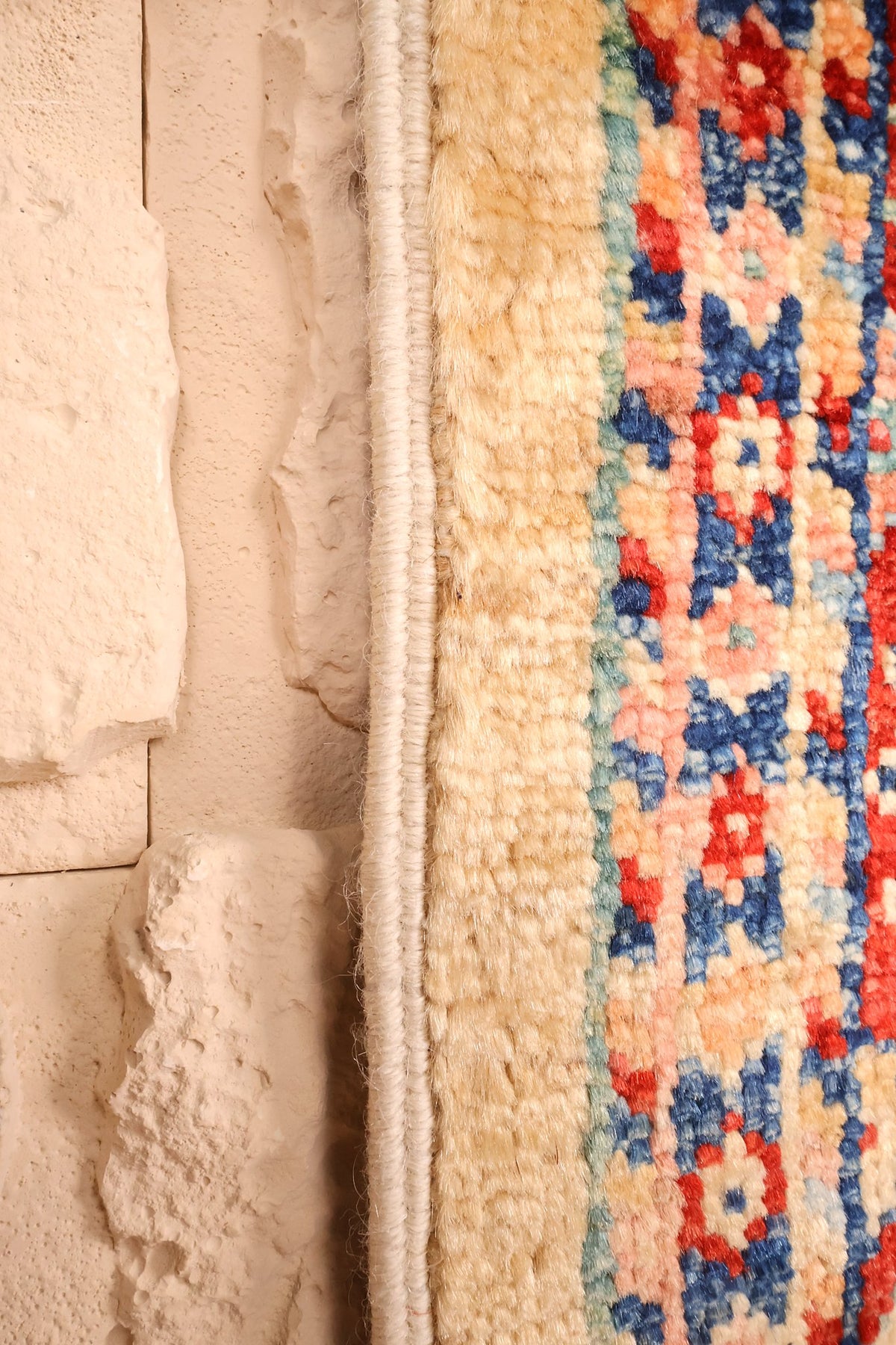 Lisière du tapis Kazak 137 × 103 cm, finition en laine le long du champ beige