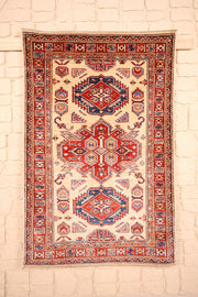 Tapis Kazak beige 138 × 90 cm, vue d'ensemble des trois médaillons rouges et bleus