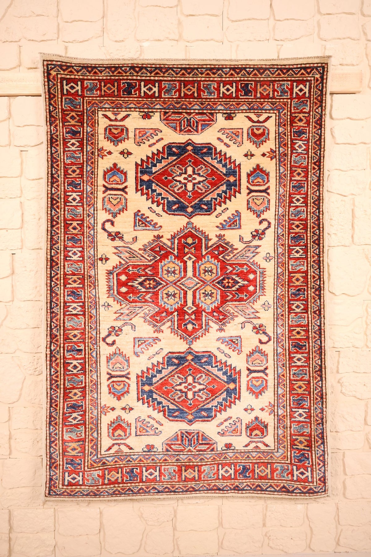 Tapis Kazak beige 138 × 90 cm, vue d'ensemble des trois médaillons rouges et bleus