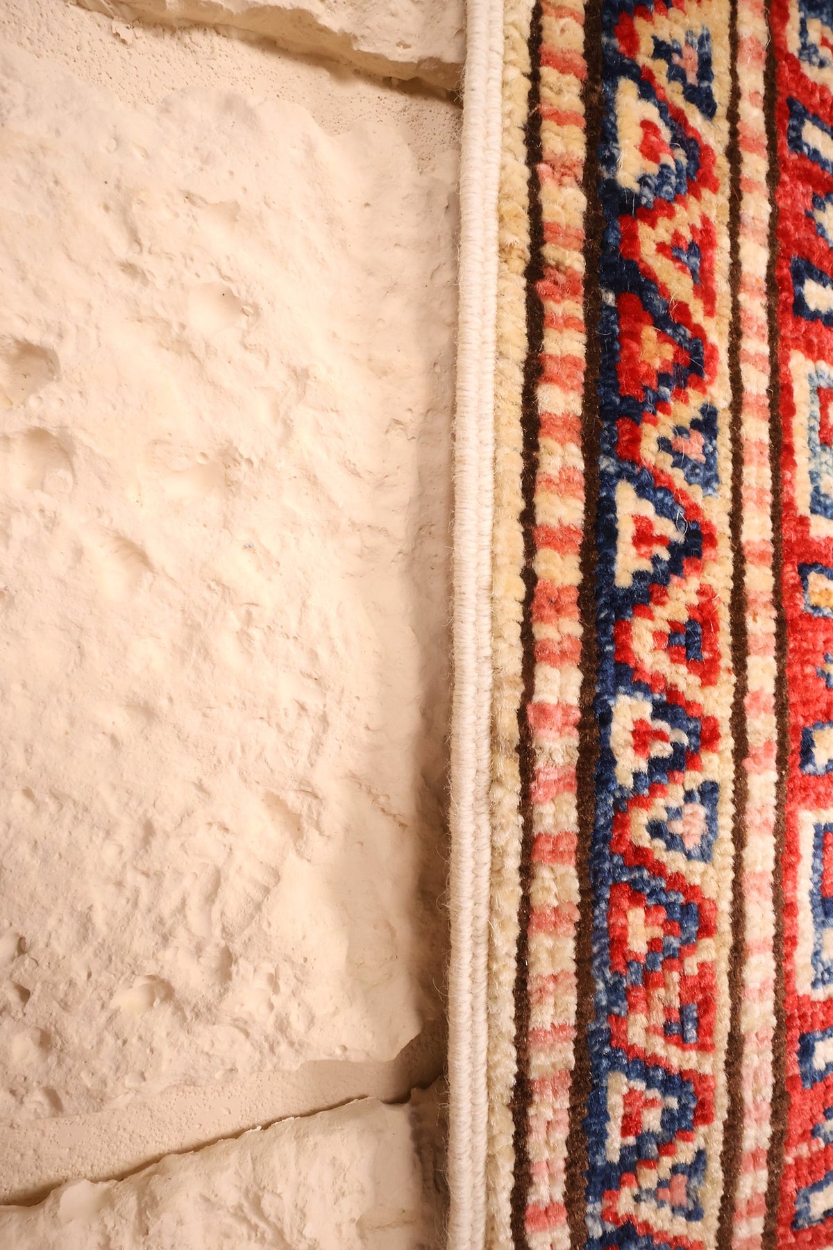 Lisière du tapis Kazak beige et rouge, finition latérale en laine