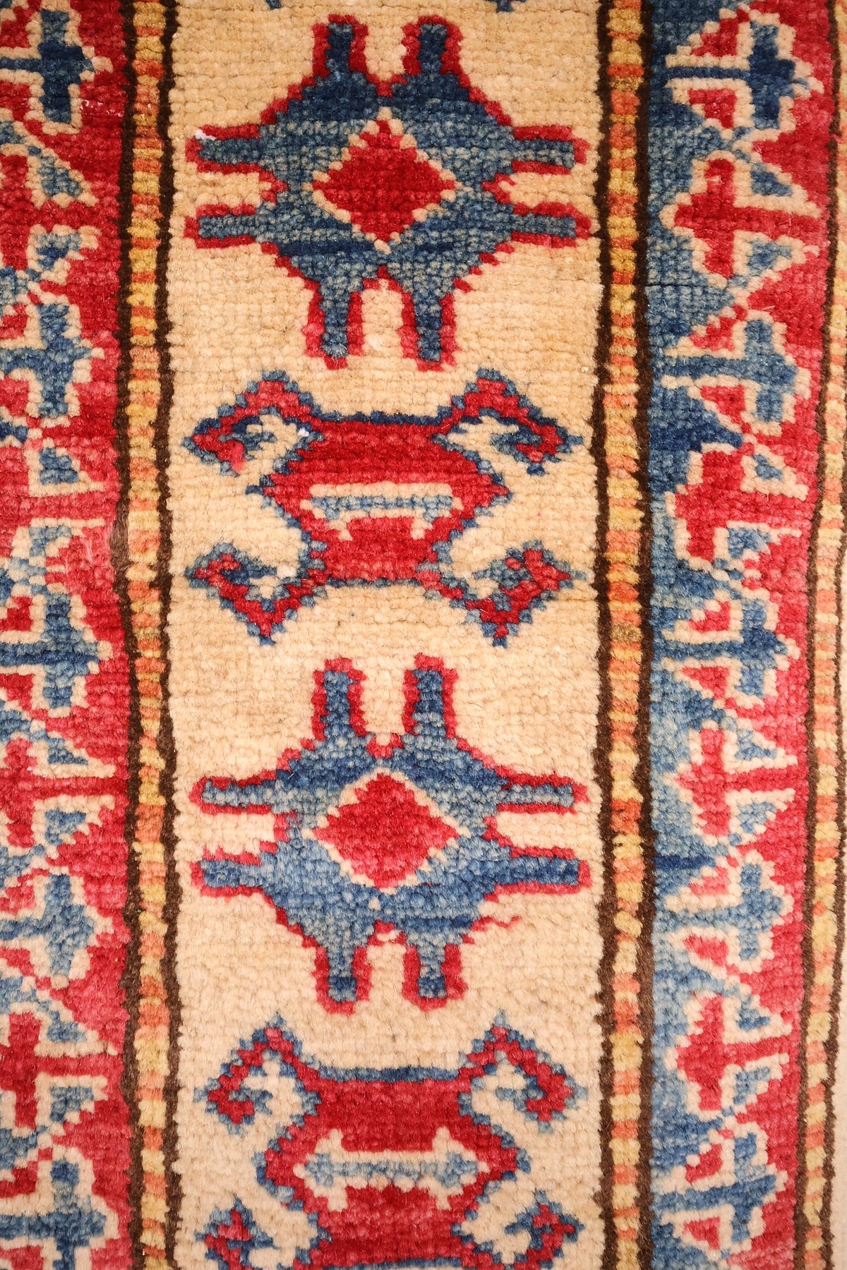 Bordure ivoire à étoiles bleues et losanges rouges, avec contre-bordures étroites