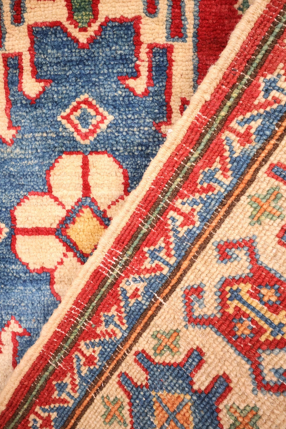 Envers du tapis Kazak en laine, nœuds noués à la main bien serrés