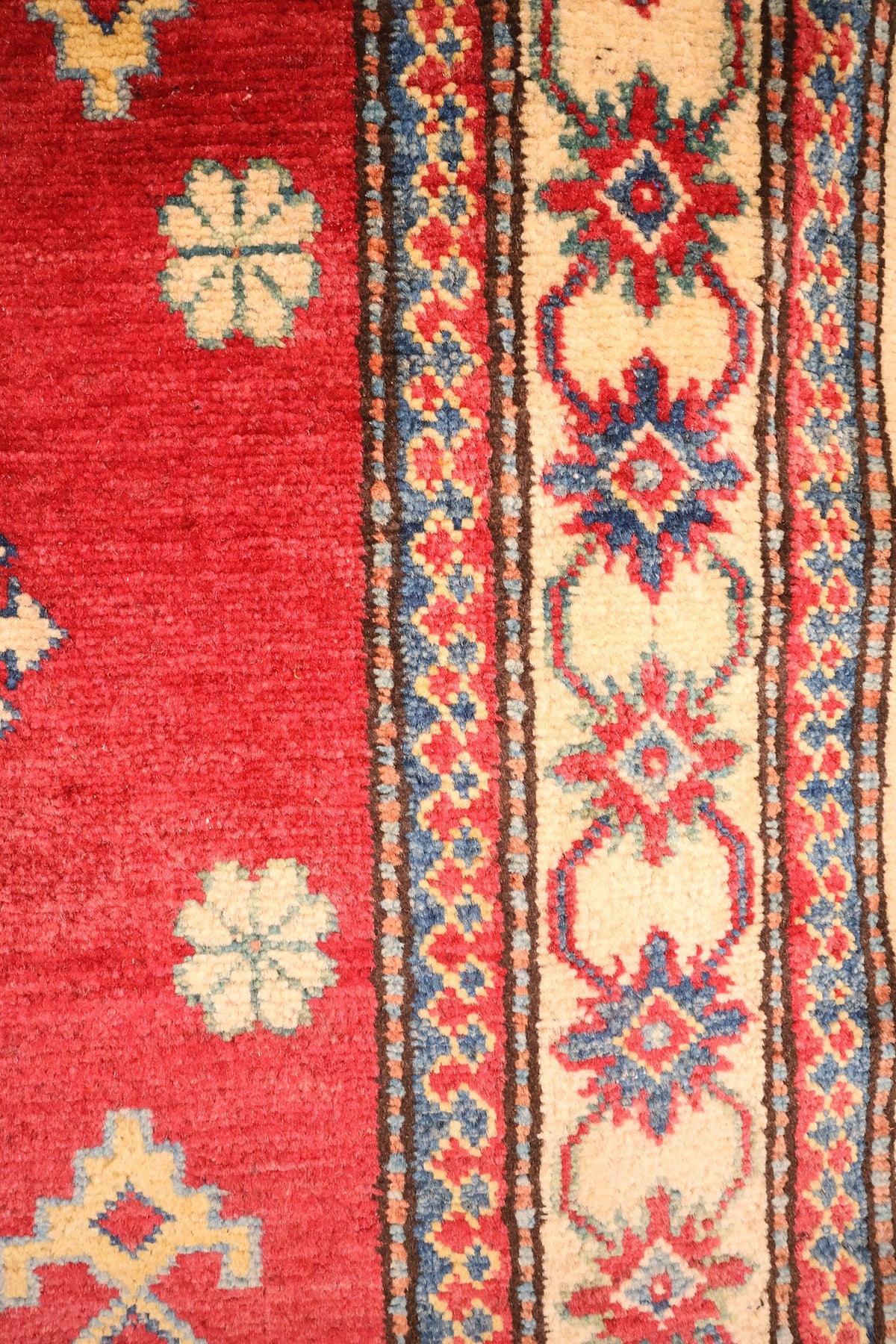 Bordure ivoire à étoiles bleues et rouges du tapis Kazak, contre-bordures fines