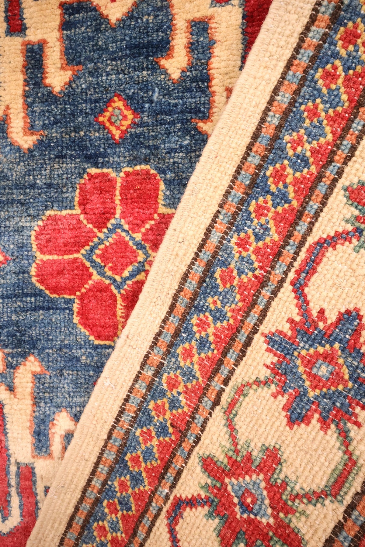 Envers du tapis Kazak noué à la main, nœuds serrés le long de la bordure