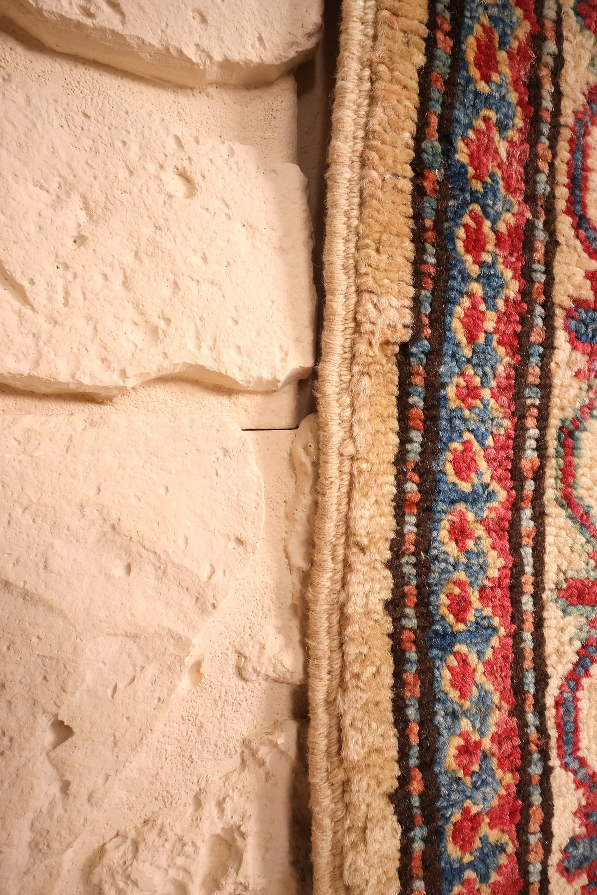 Lisière du tapis Kazak 145 × 107 cm, bord beige et contre-bordure colorée