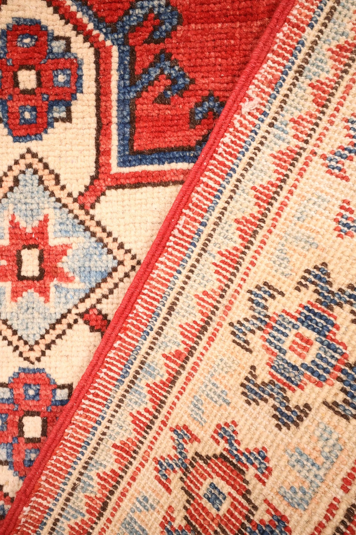 Envers du tapis Kazak en laine, nœuds noués à la main visibles