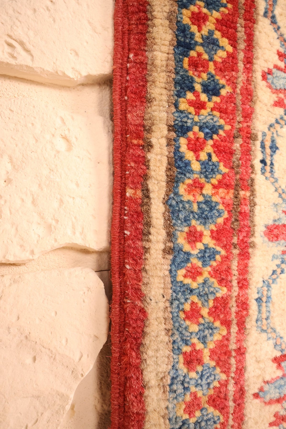 Lisière rouge du tapis Kazak rectangulaire, contre-bordure bleue et jaune