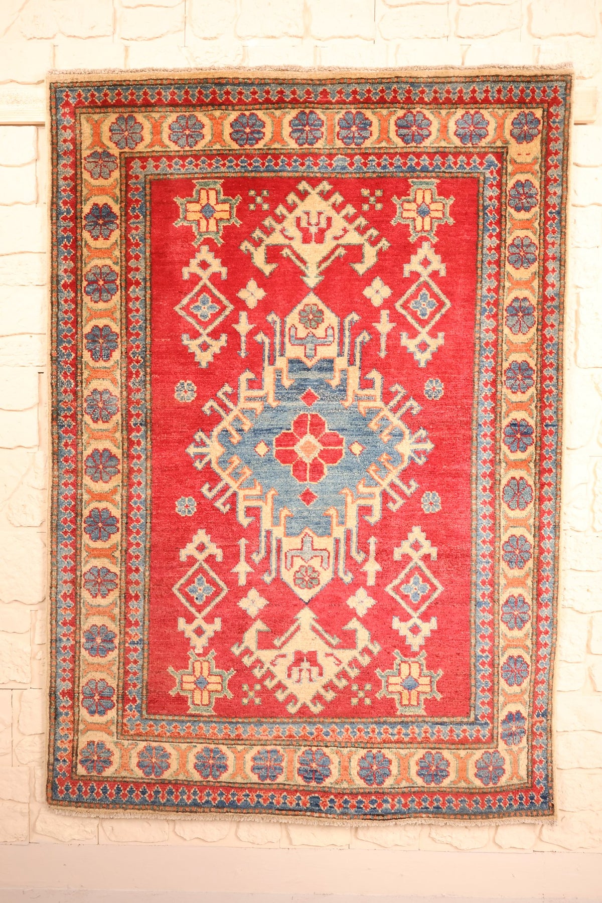 Tapis Kazak rouge 152 × 106 cm, vue d'ensemble du médaillon bleu central
