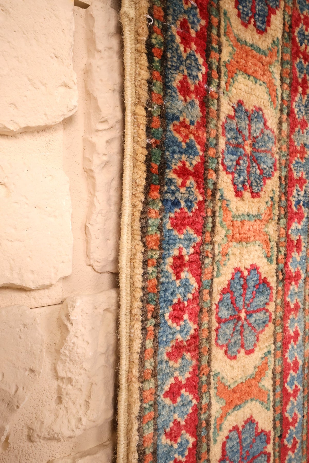 Lisière et bordure à rosettes du tapis Kazak rectangulaire en laine