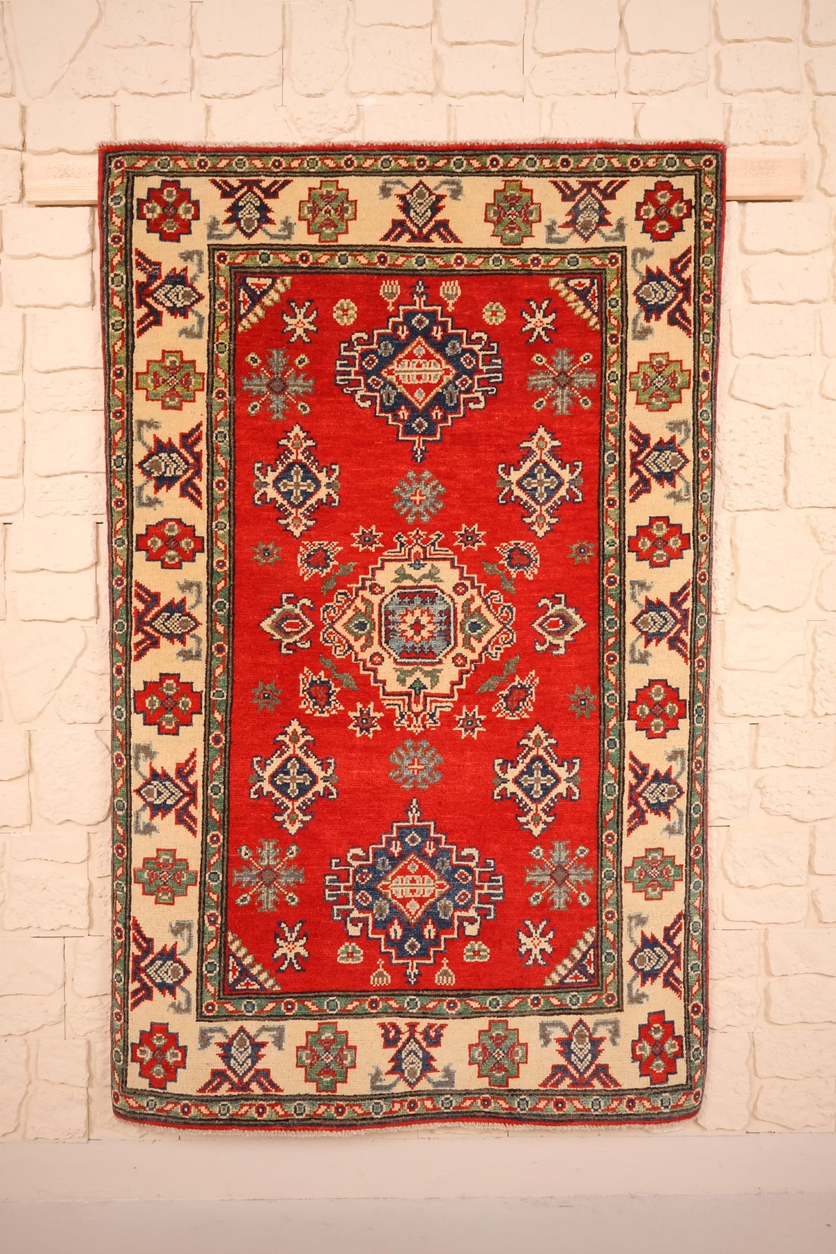 Tapis Kazak rouge 154 × 97 cm, vue d'ensemble aux trois médaillons alignés