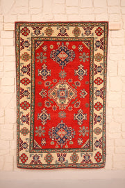 Tapis Kazak rouge 154 × 97 cm, vue d'ensemble aux trois médaillons alignés