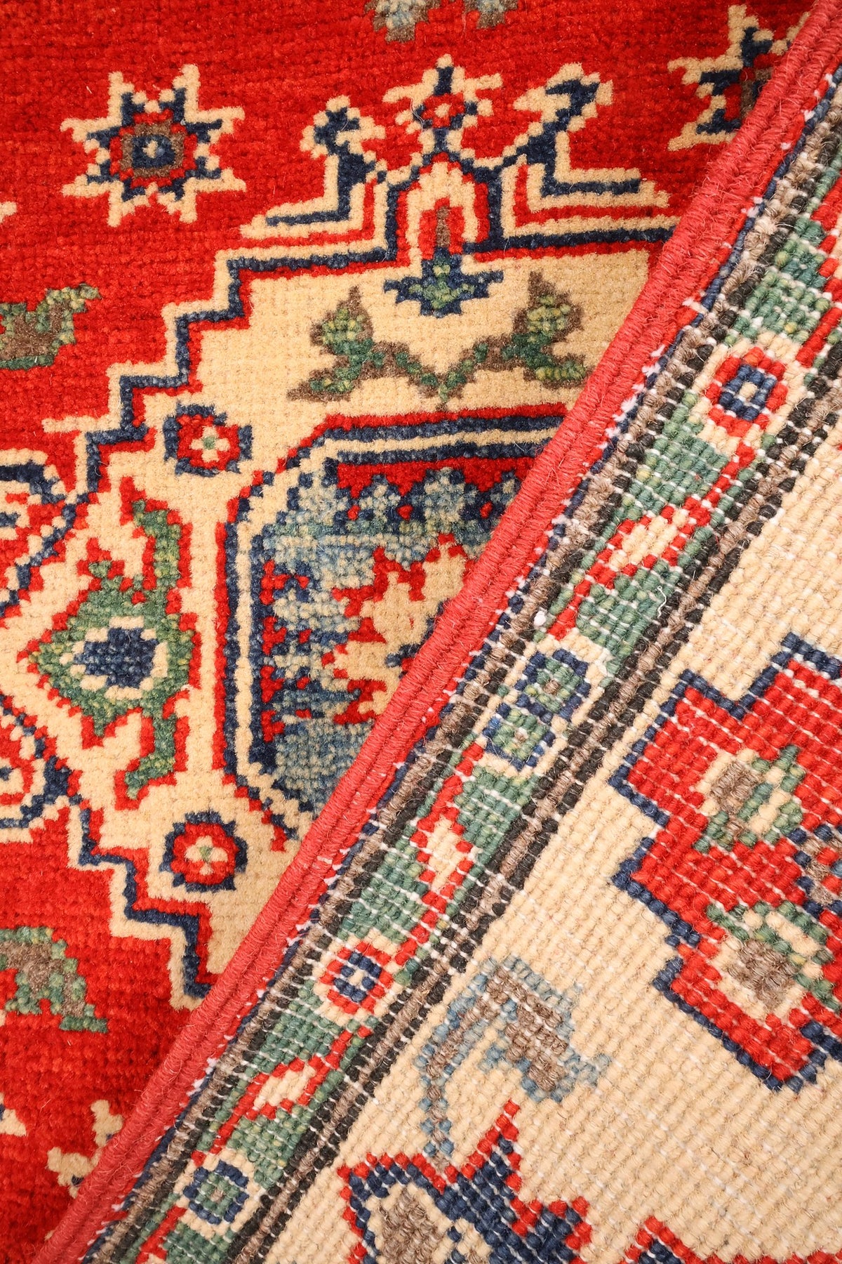 Envers du tapis Kazak noué à la main, nœuds de laine visibles au revers