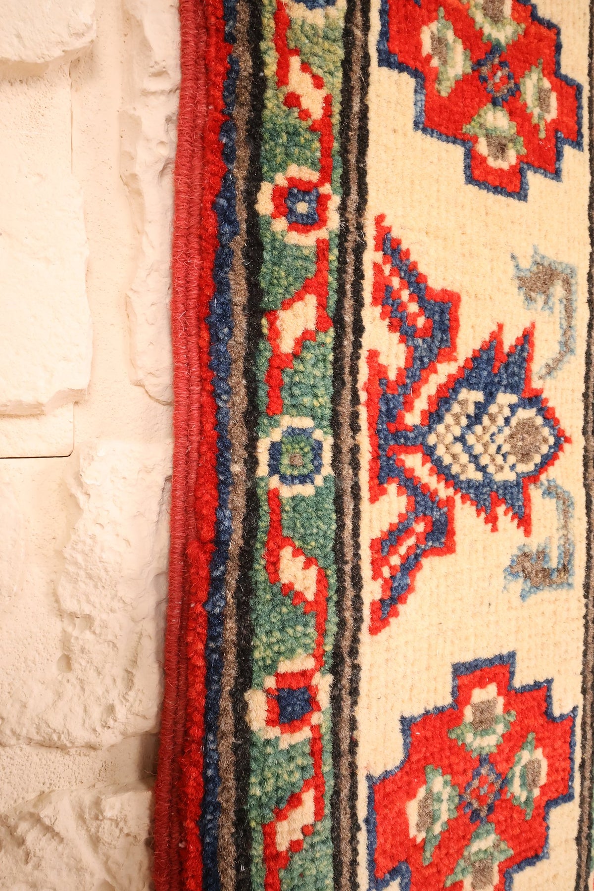 Lisière rouge du tapis Kazak 154 × 97 cm le long de la bordure ivoire