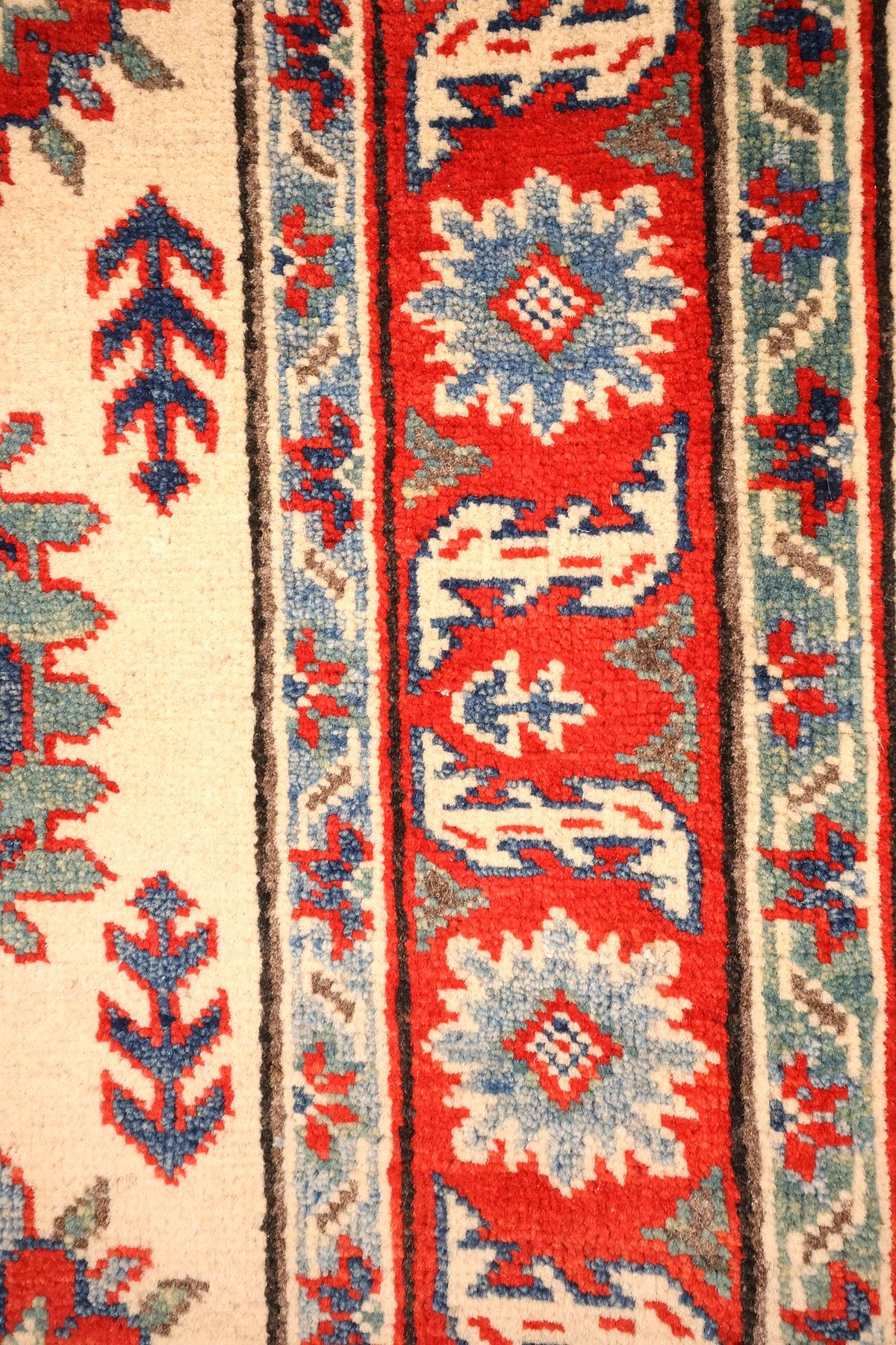 Bordure rouge à rosettes bleu clair et contre-bordures ivoire et vert d'eau, tapis Kazak