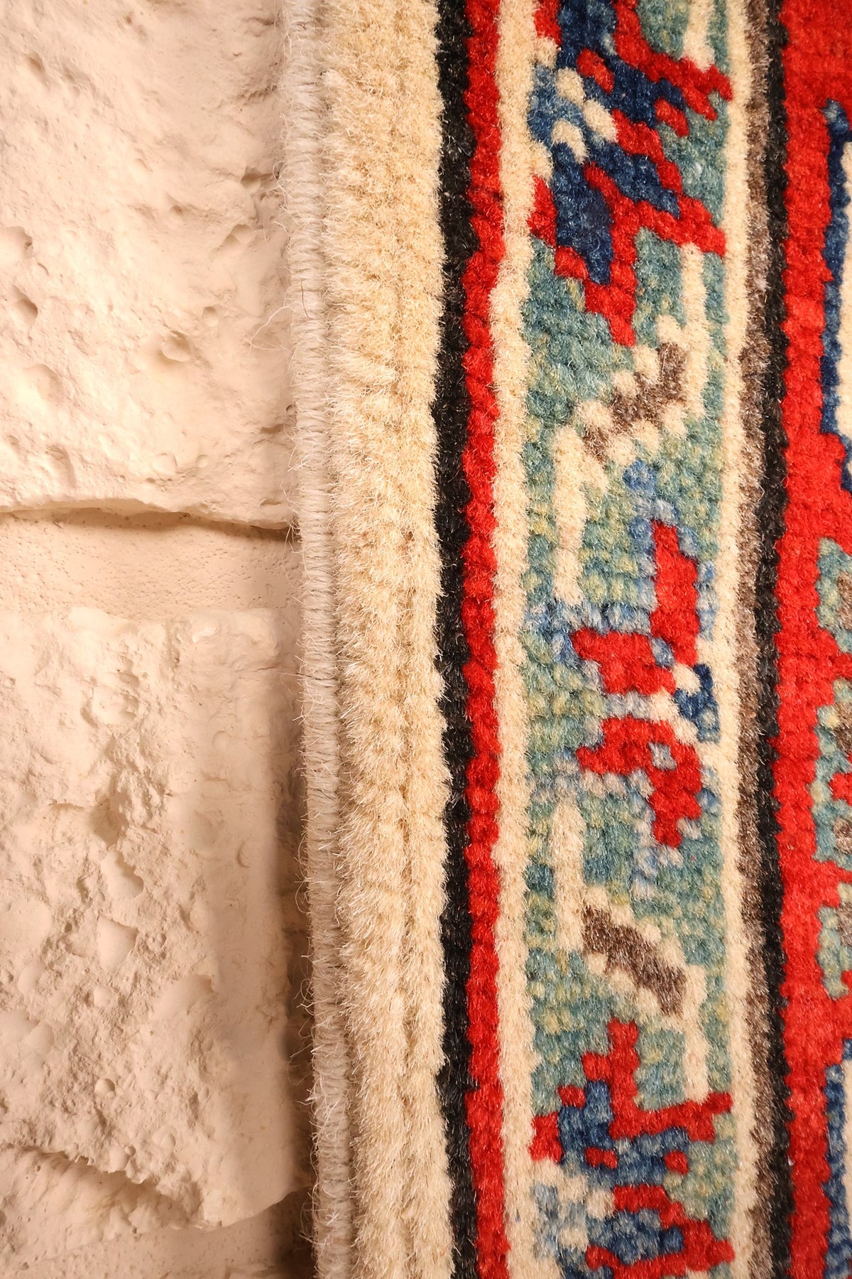 Lisière et franges ivoire du tapis Kazak 157 × 99 cm, bordure vert d'eau