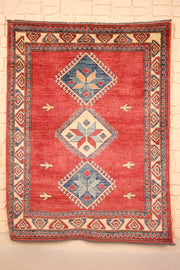 Tapis Kazak rouge 163 × 125 cm, vue d'ensemble aux trois médaillons en losange