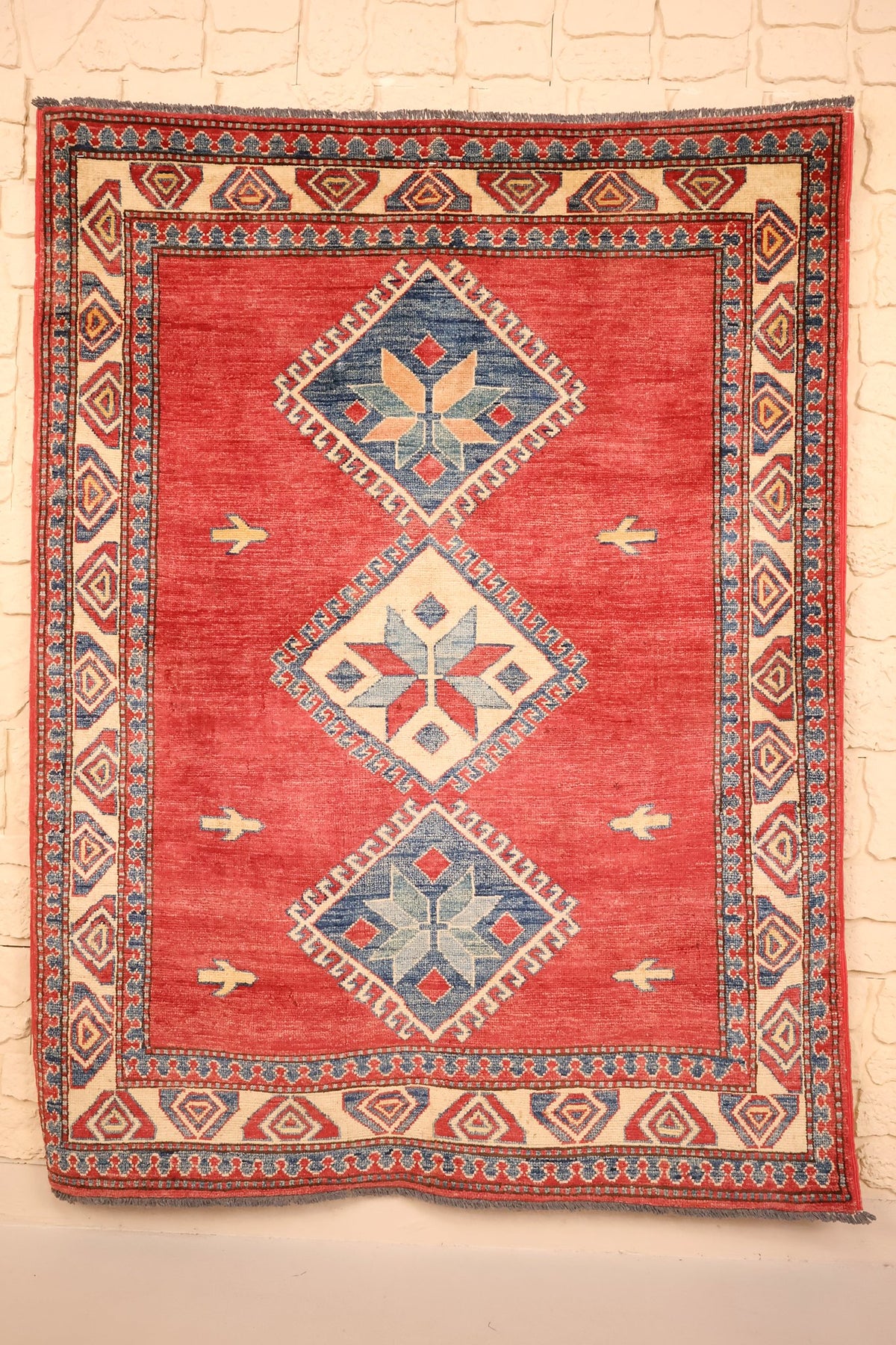 Tapis Kazak rouge 163 × 125 cm, vue d'ensemble aux trois médaillons en losange