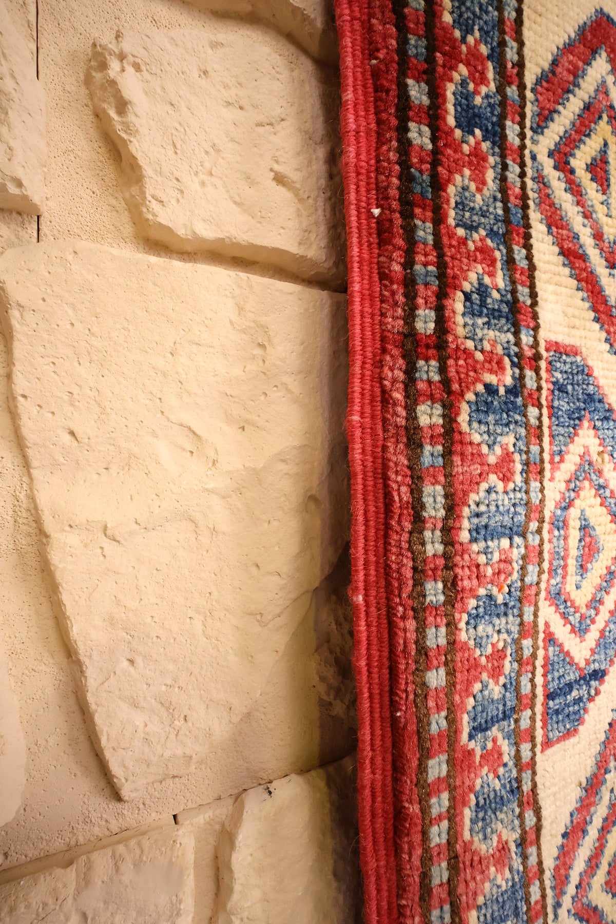 Lisière rouge du tapis Kazak 163 × 125 cm le long de la bordure beige