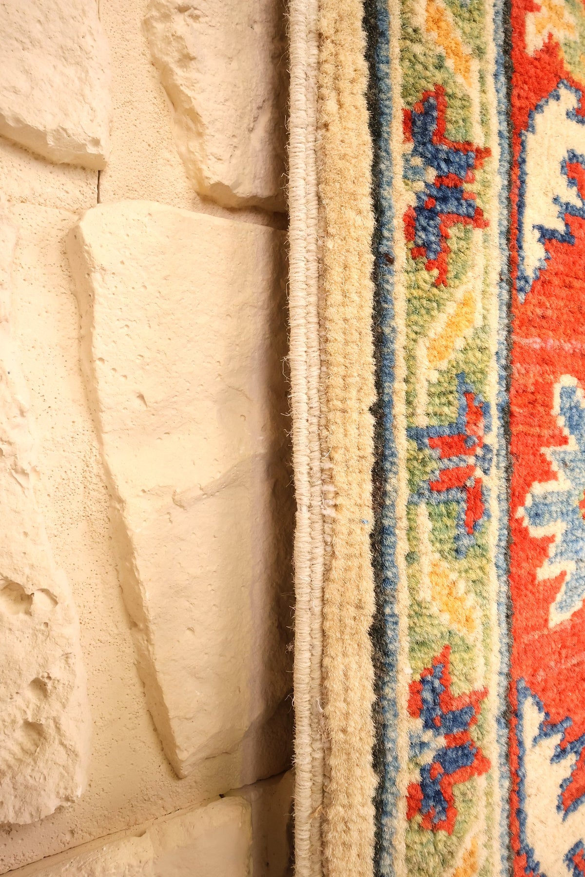 Lisière du tapis Kazak 178 × 122 cm, bord ivoire le long des contre-bordures vertes