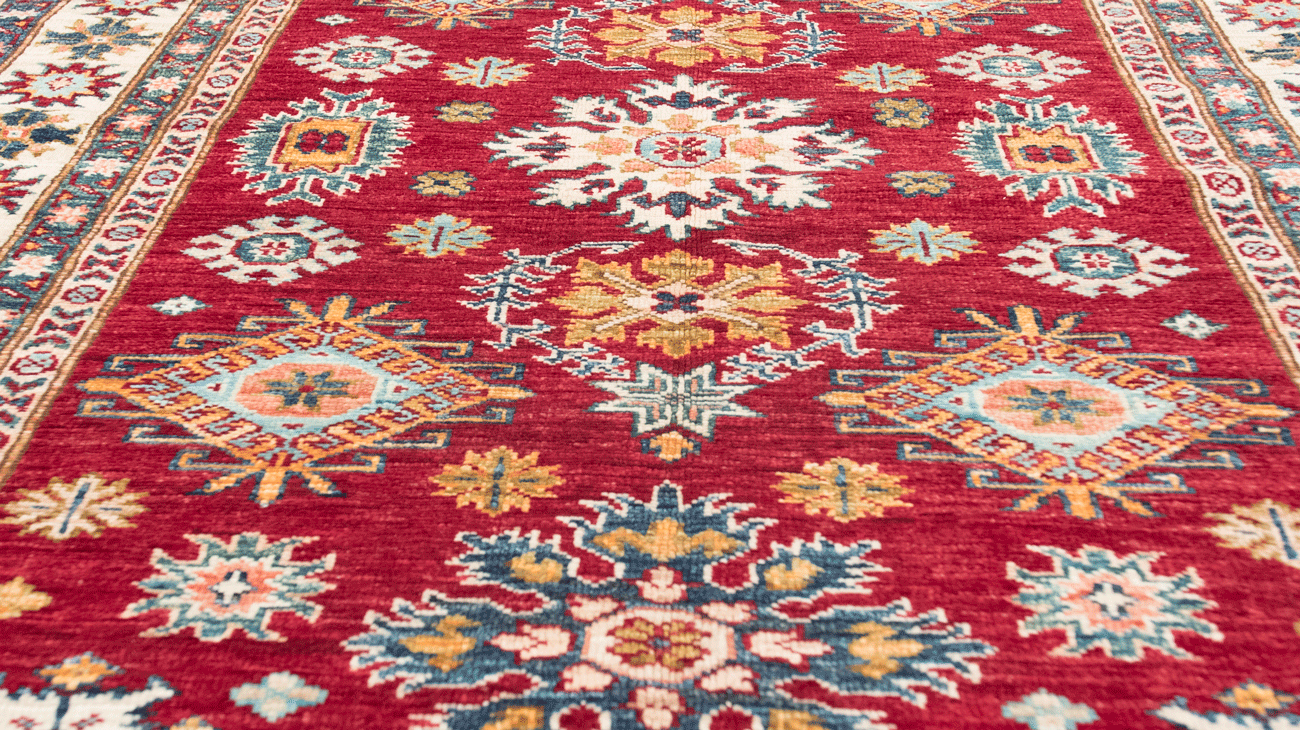 Détails tapis kazak 189x126cm motifs orientaux, couleurs rouge, beige et bleu