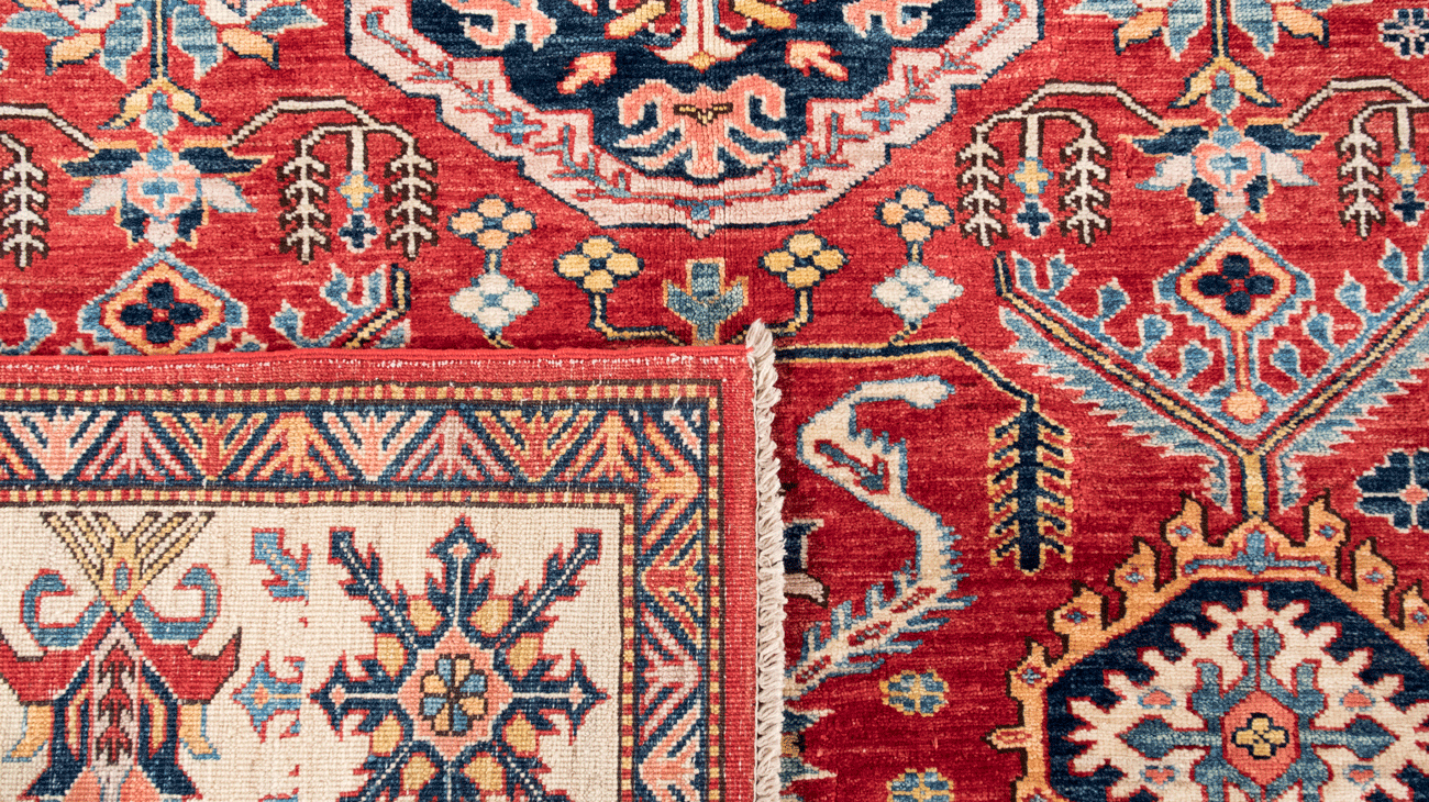 Détails des noeuds tapis Kazak 244x192cm motifs orientaux bleu rouge et beige