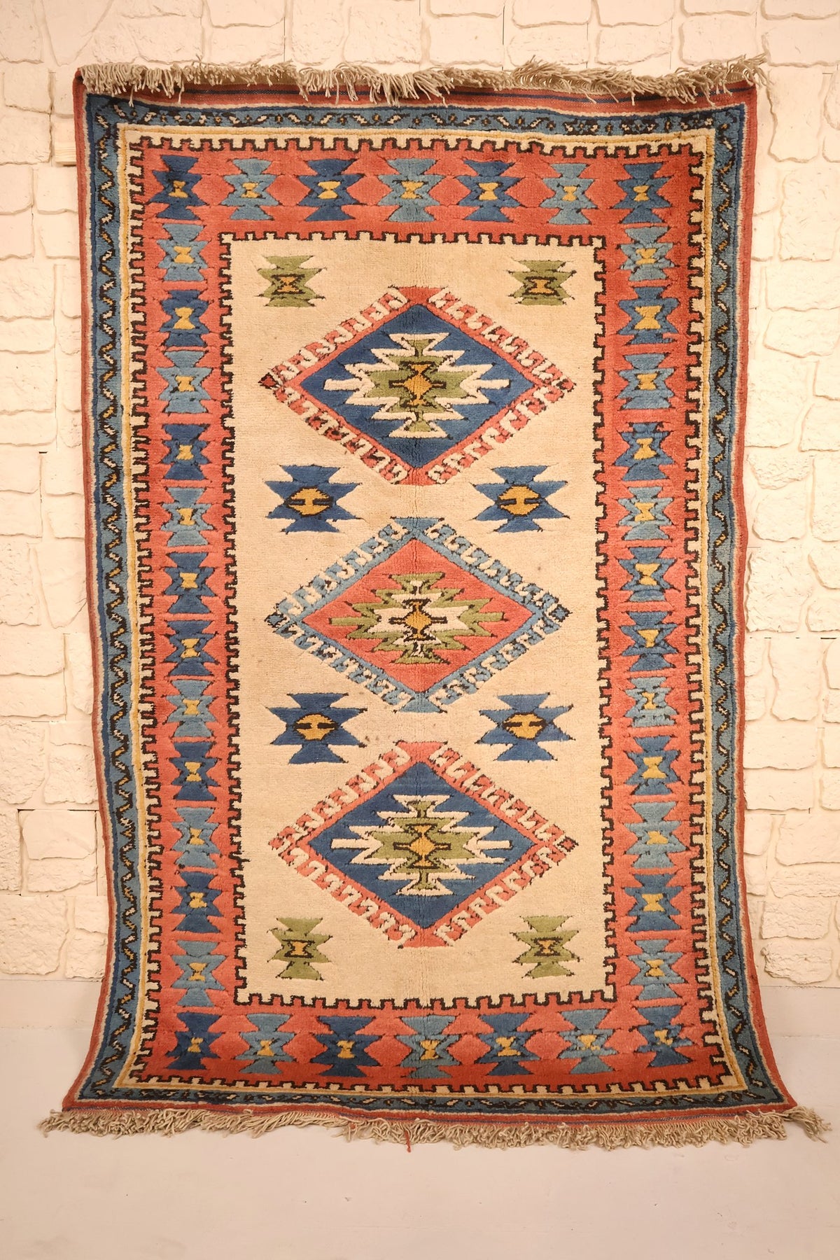 Tapis Konya beige 195 × 121 cm, vue d'ensemble aux trois médaillons en losange