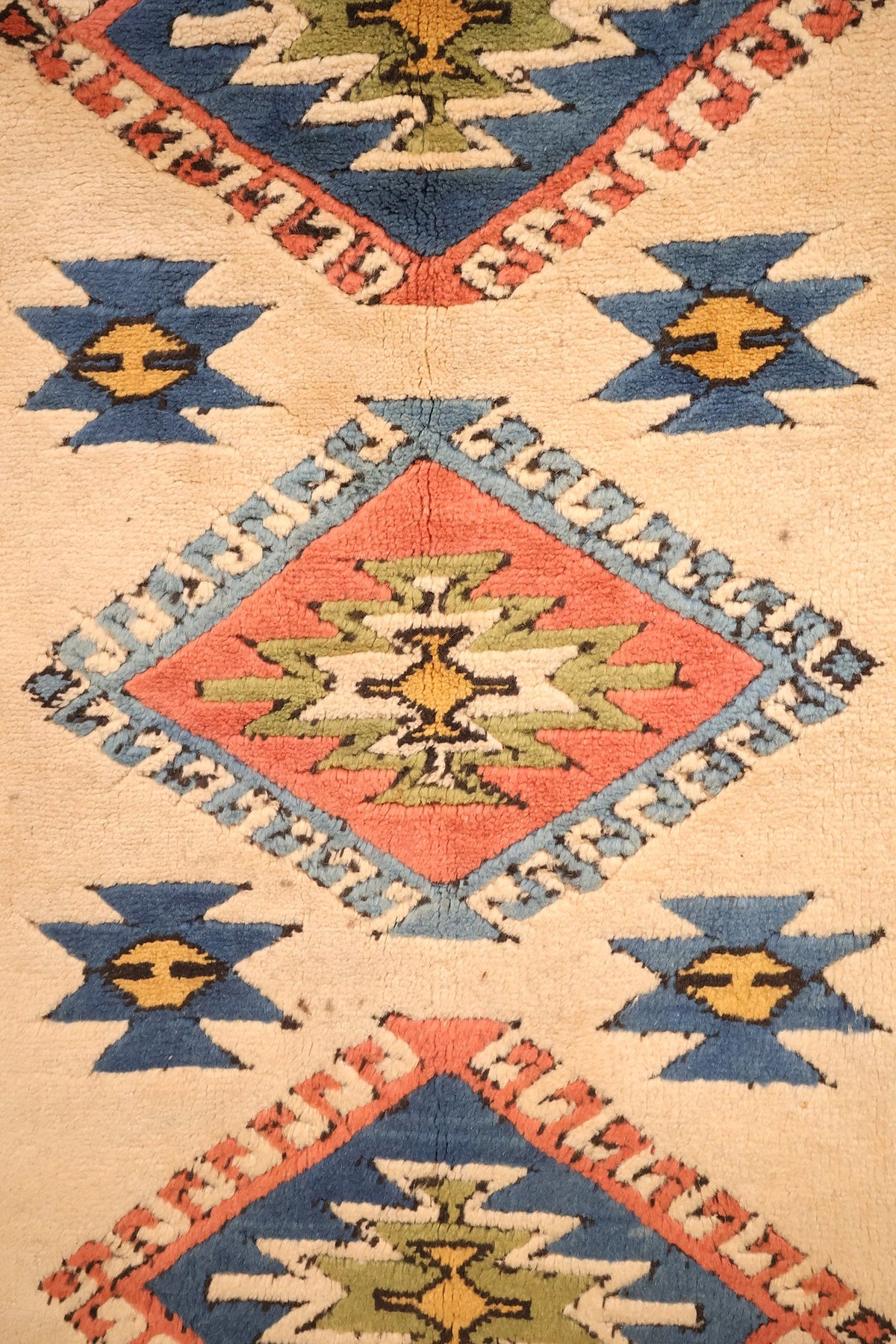 Détail du médaillon rouge crocheté et des étoiles bleues à huit branches, tapis Konya