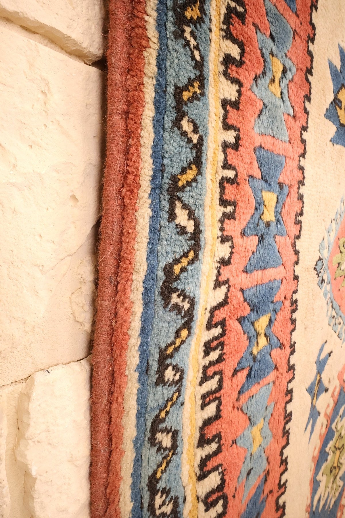 Lisière du tapis Konya 195 × 121 cm, bordures bleue et rouge vues de près