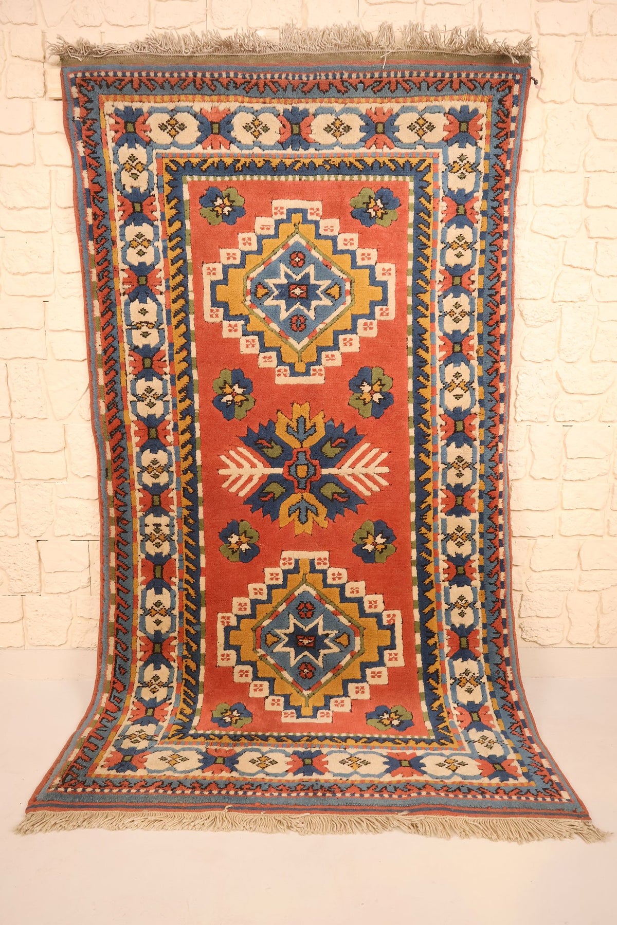 Tapis Konya rouge, bleu et jaune 205 × 116 cm, vue d'ensemble avec ses deux médaillons