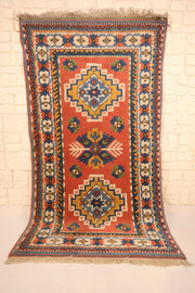 Tapis Konya rouge, bleu et jaune 205 × 116 cm, vue d'ensemble avec ses deux médaillons