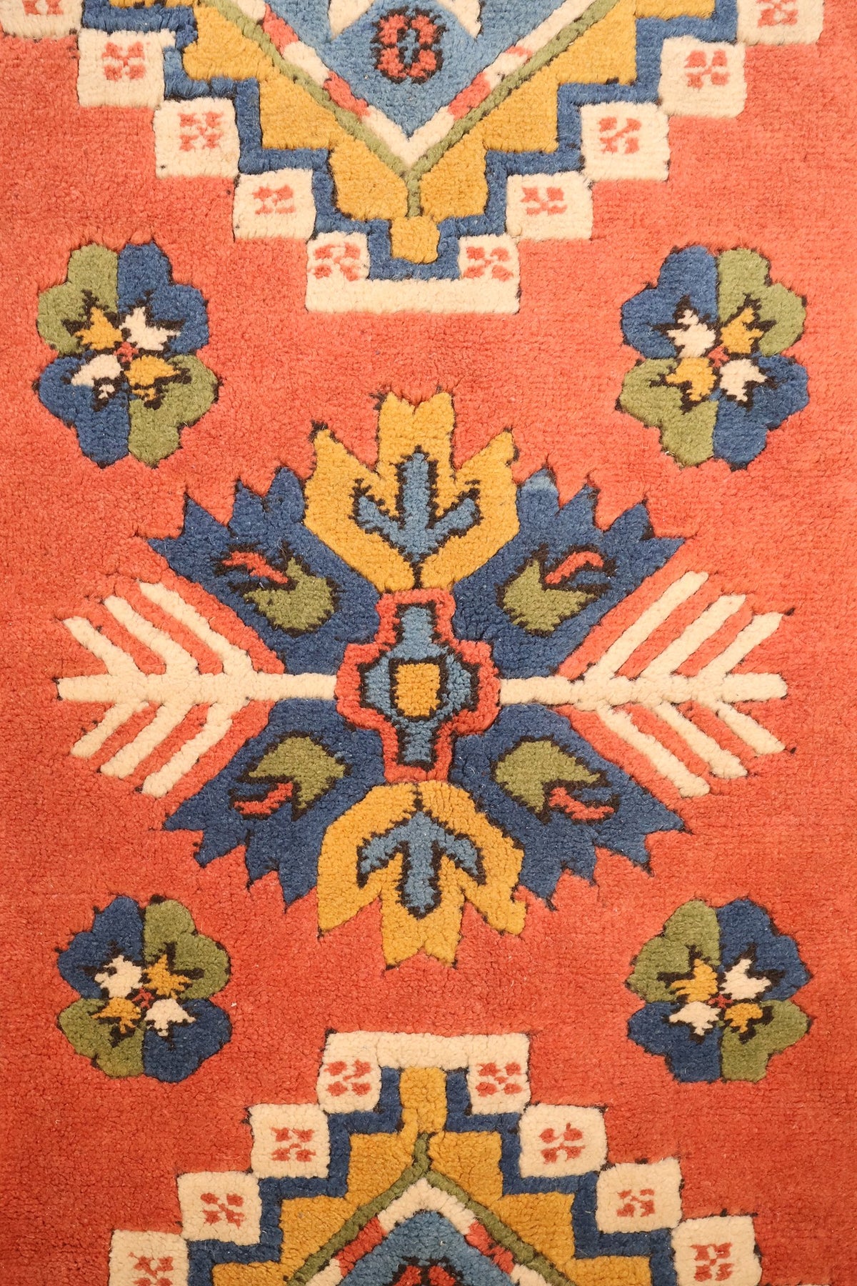Détail du motif central bleu et jaune à branches blanches en flèches, tapis Konya