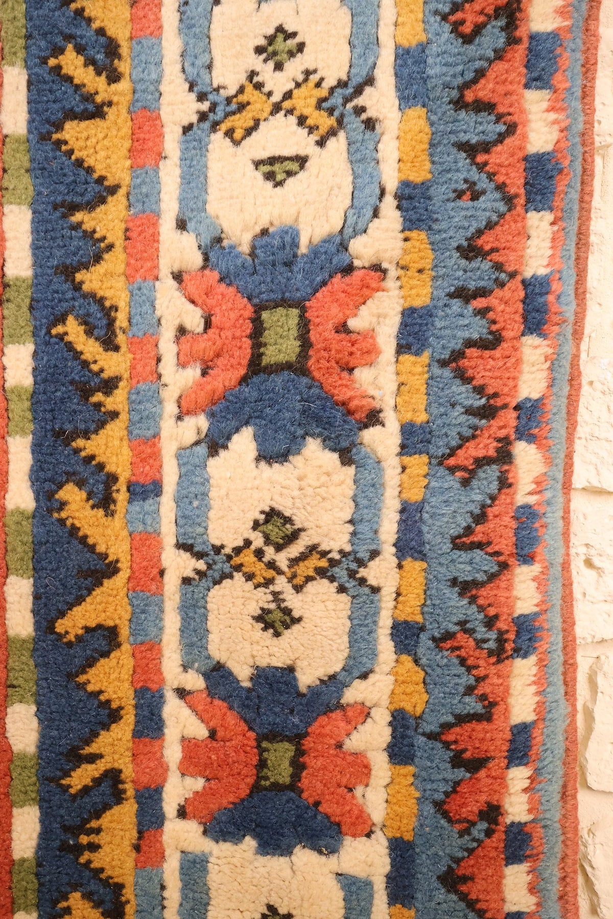Bordure ivoire à cartouches floraux bleus et orange du tapis Konya, contre-bordure dentée