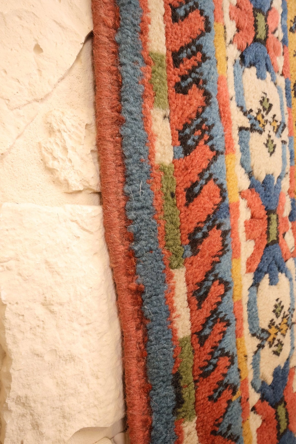 Lisière du tapis Konya rouge et bleu, bord latéral le long de la bordure