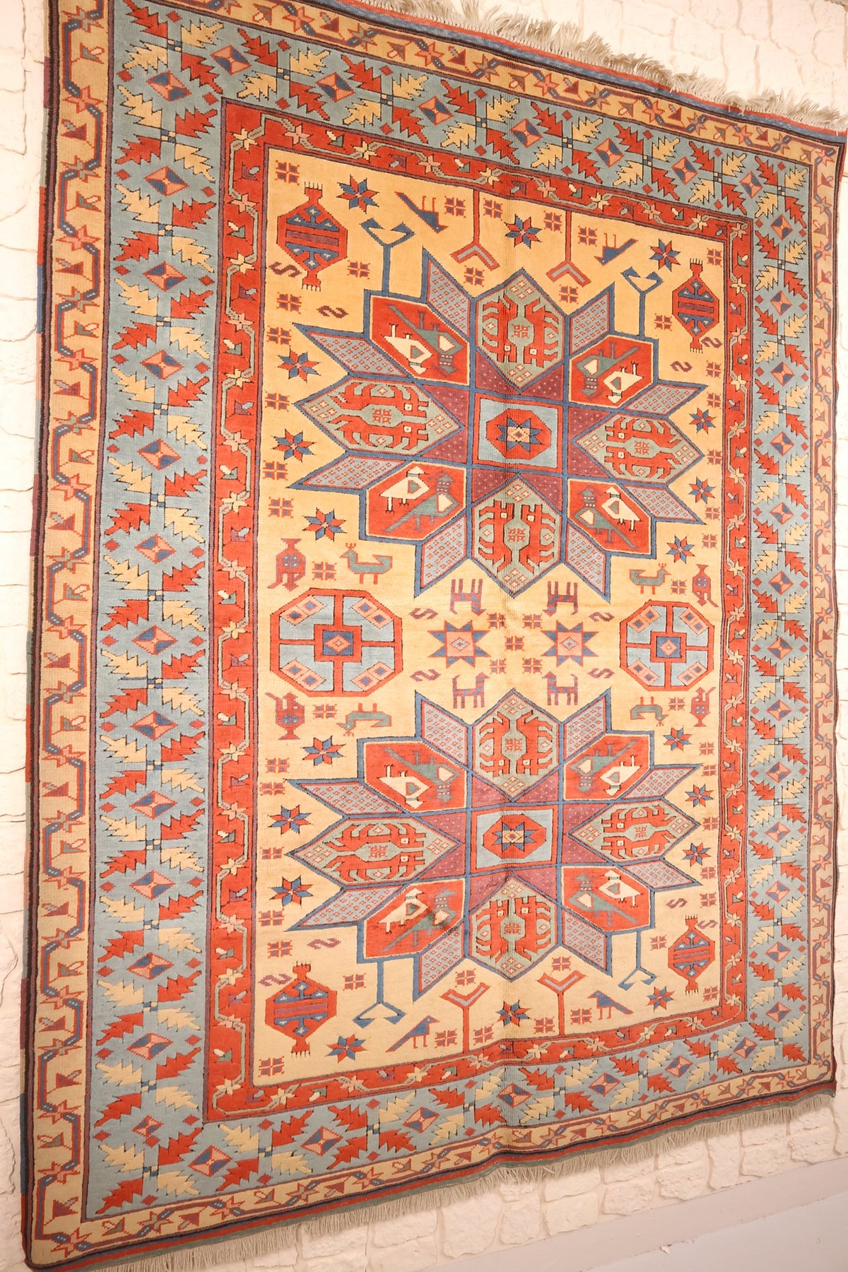 Tapis Konya en laine noué à la main, vue de biais du champ beige et rouge