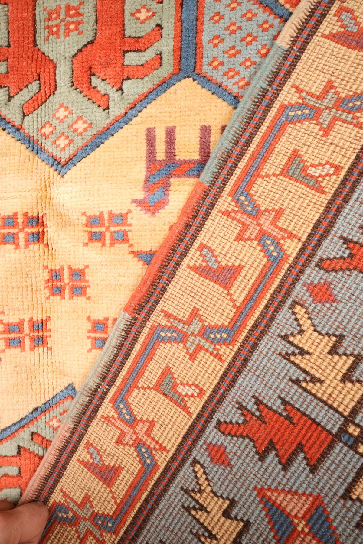 Coin replié du tapis Konya, laine nouée main et passage du champ à la bordure