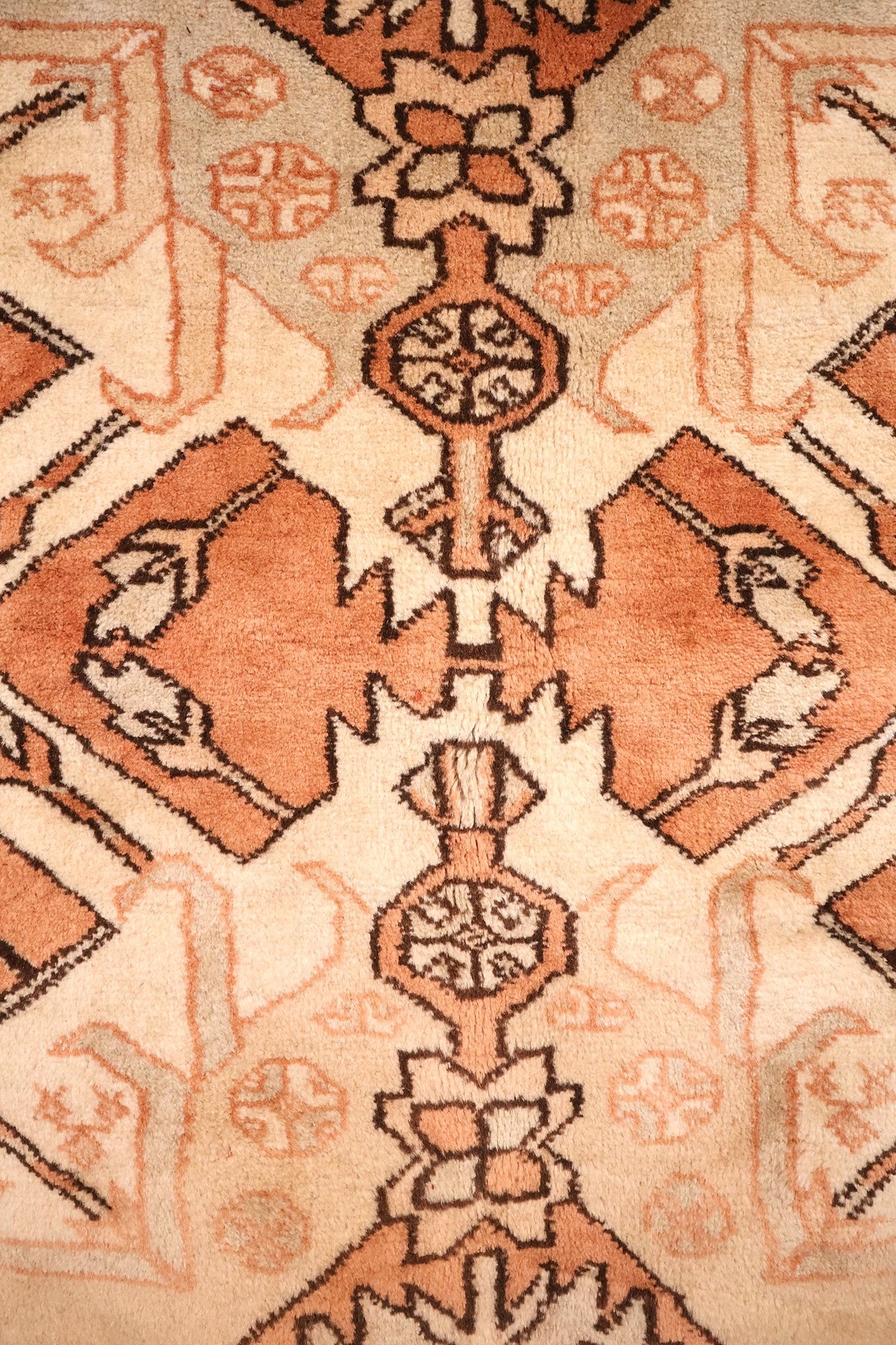 Détail des cartouches octogonaux et palmettes ivoire du tapis Kula orange