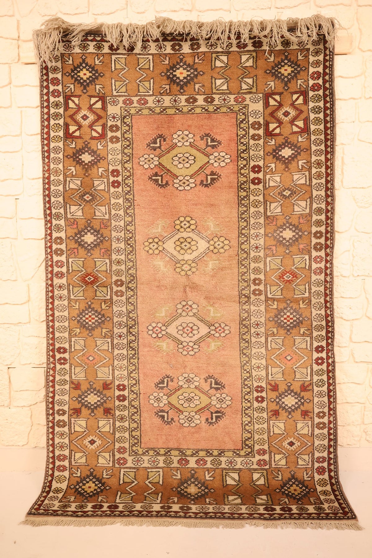 Tapis Melas rose 210 × 110 cm, vue d'ensemble avec ses quatre médaillons losangés