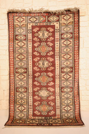 Tapis Melas rouge 210 × 110 cm, vue d'ensemble de face avec franges aux deux extrémités