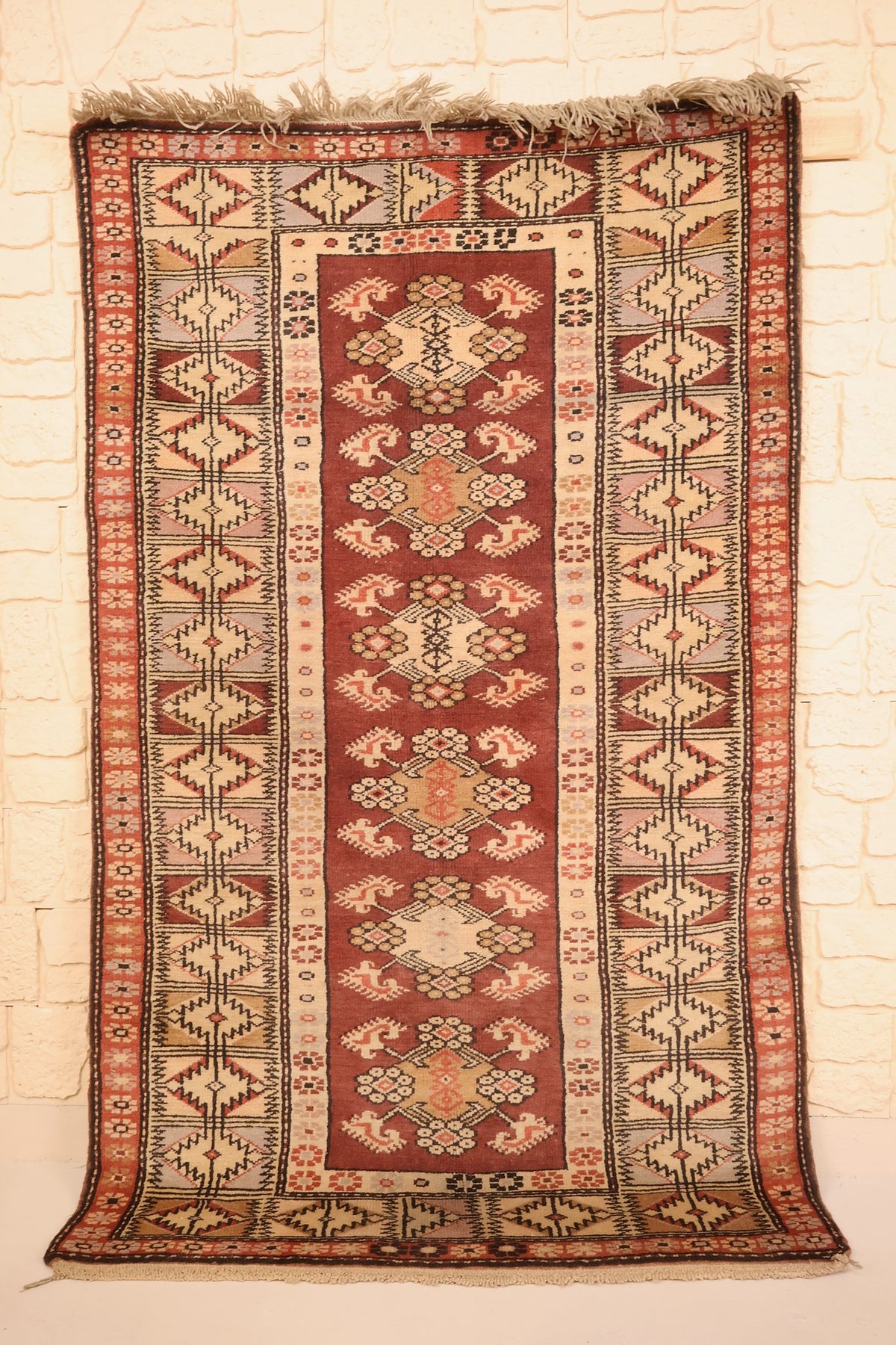Tapis Melas rouge 210 × 110 cm, vue d'ensemble de face avec franges aux deux extrémités